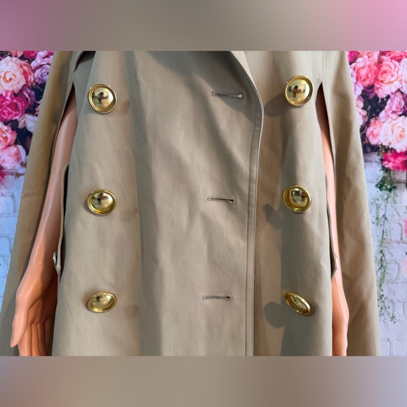 Burberry trench cape crafted in the house's signature heritage style. - Picture 11 of 16